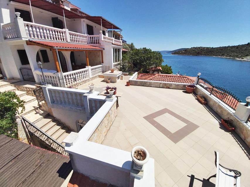 Apartments Carmen Vinišće Dış mekan fotoğraf
