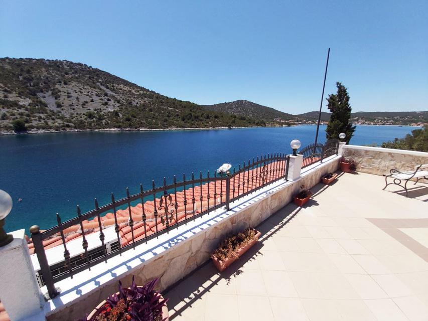 Apartments Carmen Vinišće Dış mekan fotoğraf