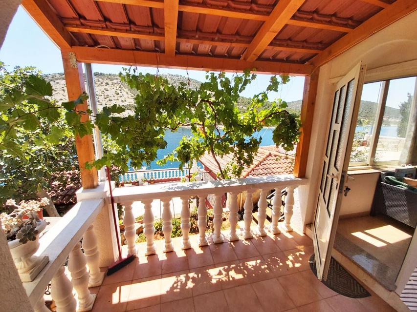 Apartments Carmen Vinišće Dış mekan fotoğraf
