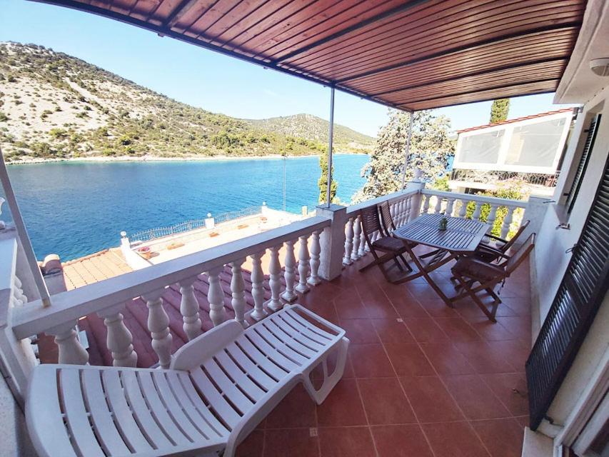 Apartments Carmen Vinišće Dış mekan fotoğraf