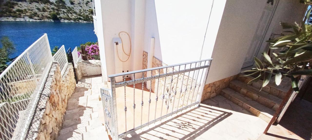 Apartments Carmen Vinišće Dış mekan fotoğraf