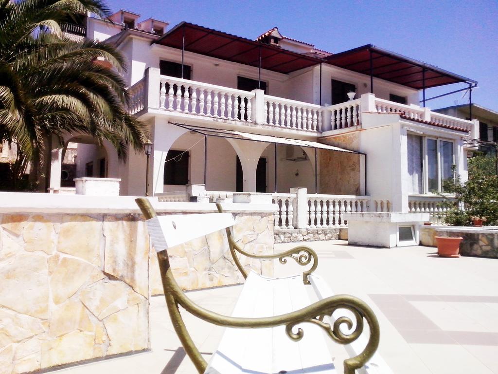 Apartments Carmen Vinišće Oda fotoğraf
