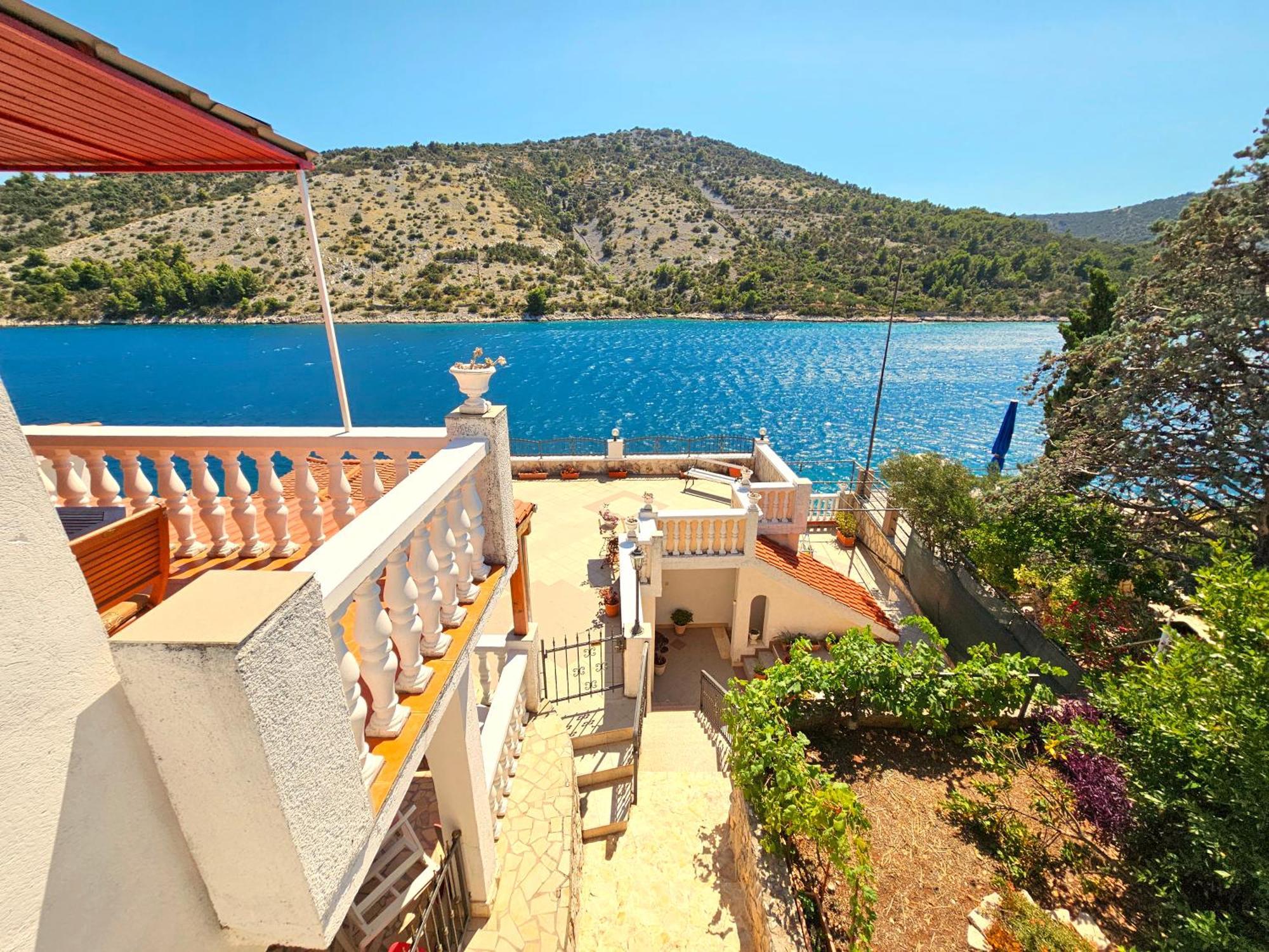 Apartments Carmen Vinišće Dış mekan fotoğraf