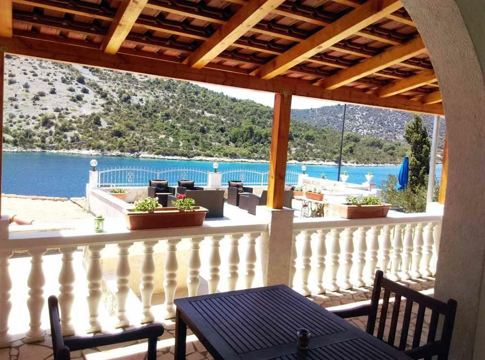 Apartments Carmen Vinišće Dış mekan fotoğraf