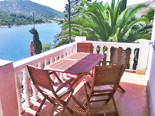 Apartments Carmen Vinišće Dış mekan fotoğraf
