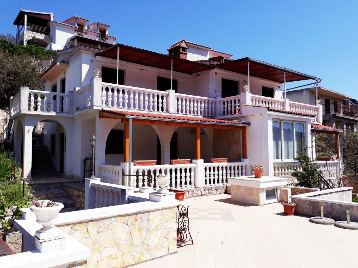 Apartments Carmen Vinišće Dış mekan fotoğraf